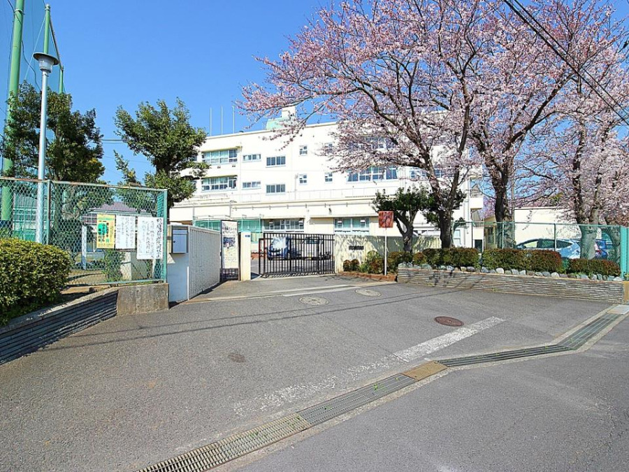 横浜市立中田中学校(約1200ｍ。部活などで帰りが遅くなっても安心の距離です。)