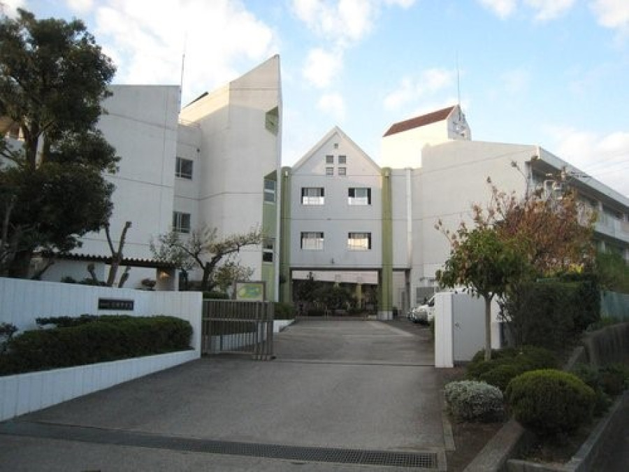 横浜市立小田中学校(約140ｍ。部活などで帰りが遅くなっても安心の距離です。)