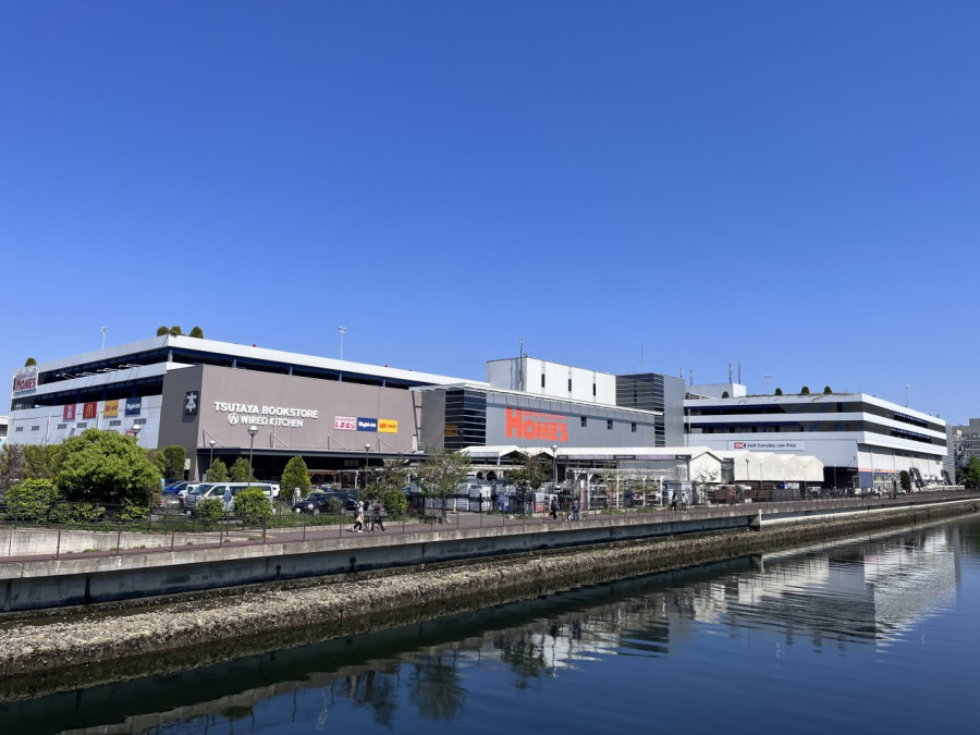 オーケー新山下店(約750ｍ。「Everyday Low Price」を合言葉に食料品を中心にお値打ち価格で豊富な品揃え。)