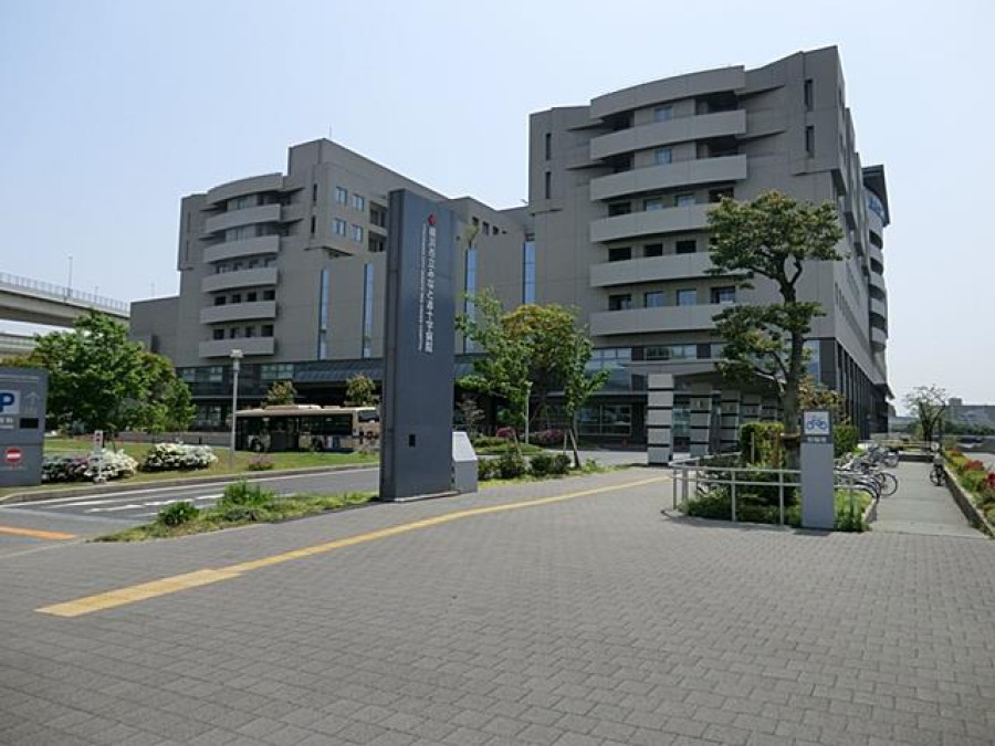横浜市立みなと赤十字病院(約1000ｍ。病床数は634床。救命救急センター、母子周産期医療センター、災害医療など多機能な中核病院として機能。)