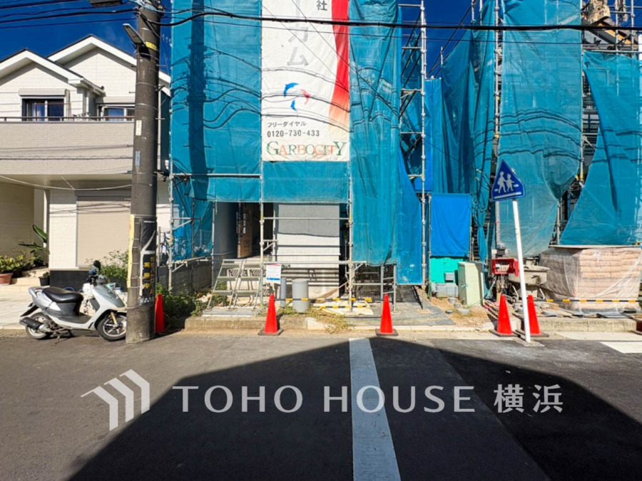 お住まいの顔となる玄関。住まう方のプライドを満たすクオリティを備えています。（2026年10月撮影）