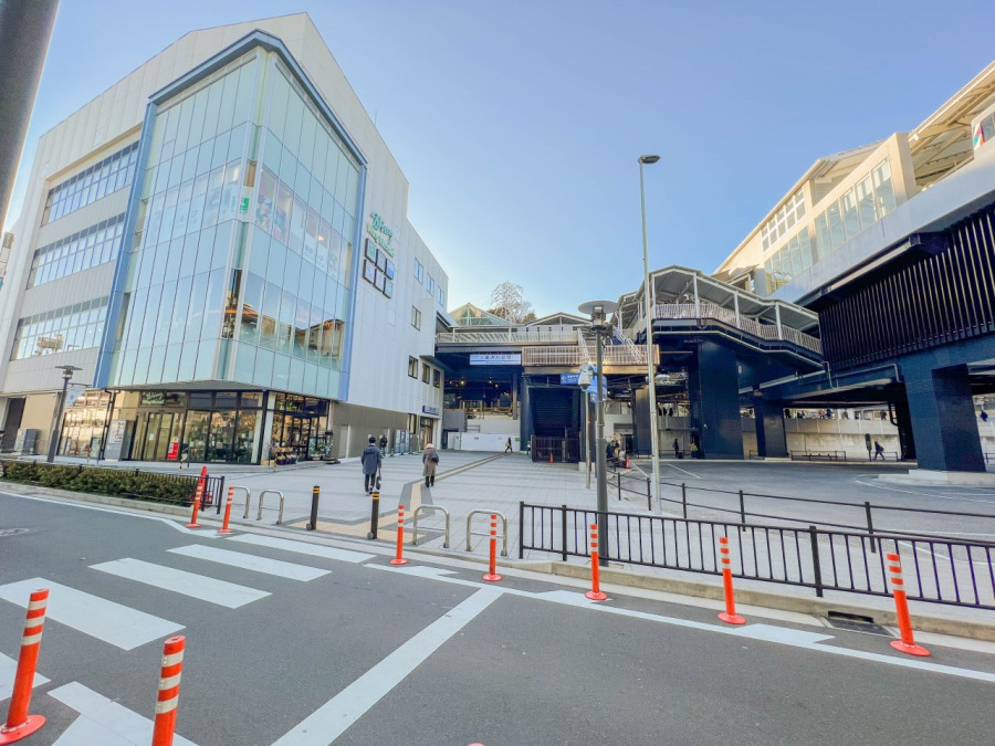 京急線「金沢八景」駅 (徒歩12分。リニューアル工事により橋上駅舎となり綺麗になりました。シーサイドラインも近くなり、乗り換えも楽々。)