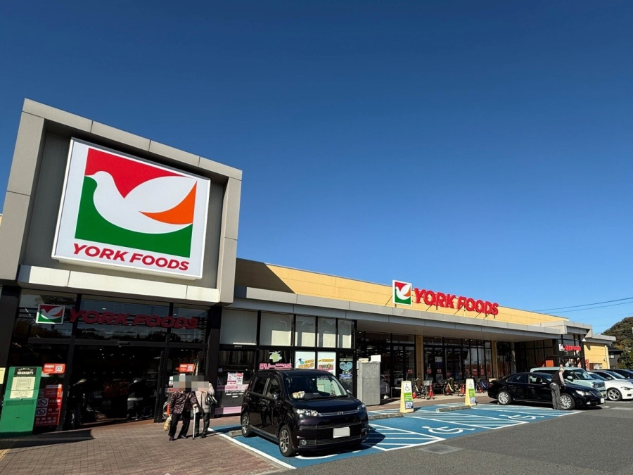 ヨークフーズ六浦店(約100ｍ。首都圏を中心に展開するセブンアンドアイグループが展開する食品スーパー。お肉やお野菜もお安く提供。)