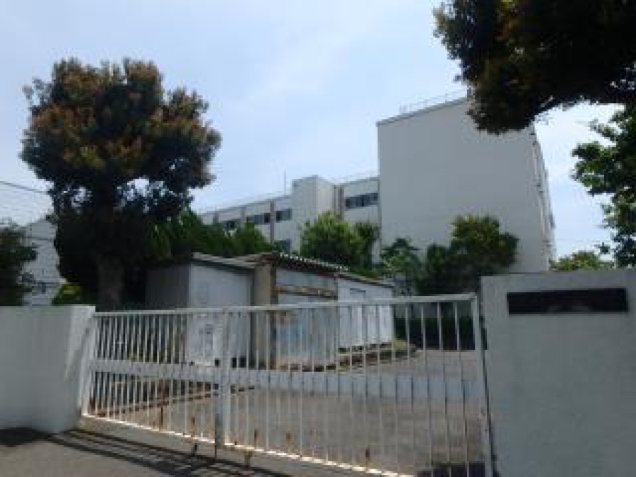 横浜市立六浦中学校(約400ｍ。部活などで帰りが遅くなっても安心の距離です。)