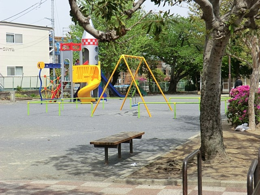 六浦公園(約600ｍ。ロケットの形のジャングルジム、滑り台があり、子供たちから「ロケット公園」と呼ばれています。)