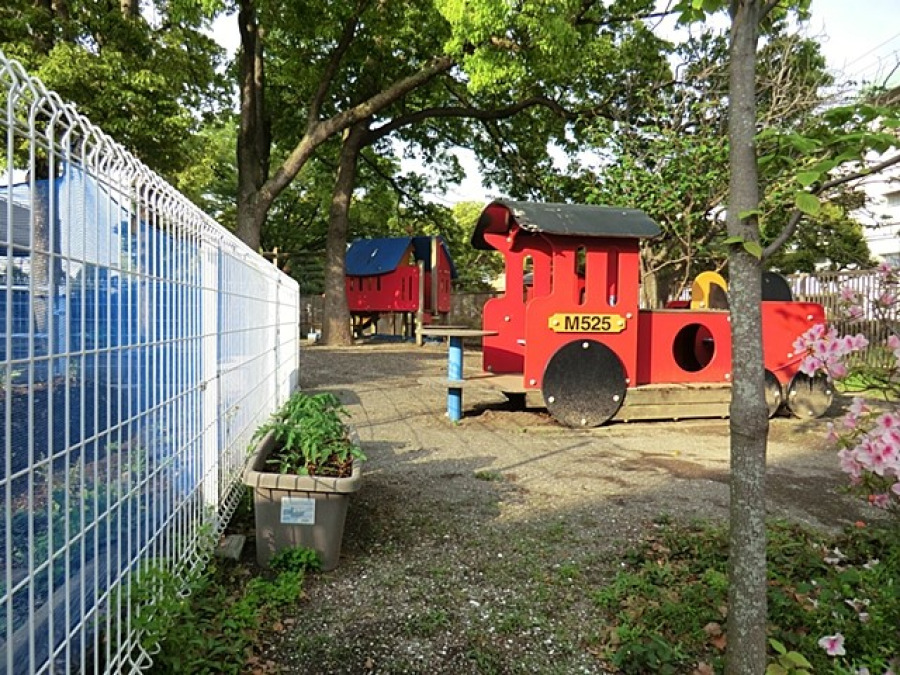 ひかりとたねの保育園(約750ｍ。鉄筋3階建て1・2階部分が保育園。定員は乳児・幼児合わせて60名。給食制も人気。)