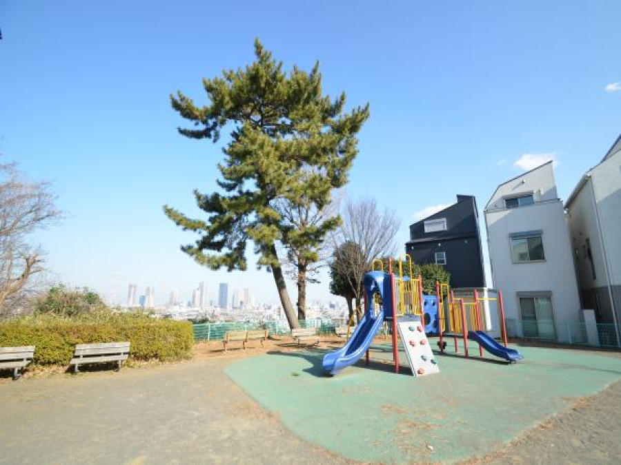 井田伊勢台公園(約240ｍ。住宅街の中の小さなきれいな公園です。お子様が安心して遊べる遊具があり、近所の子供達の集合場所。)
