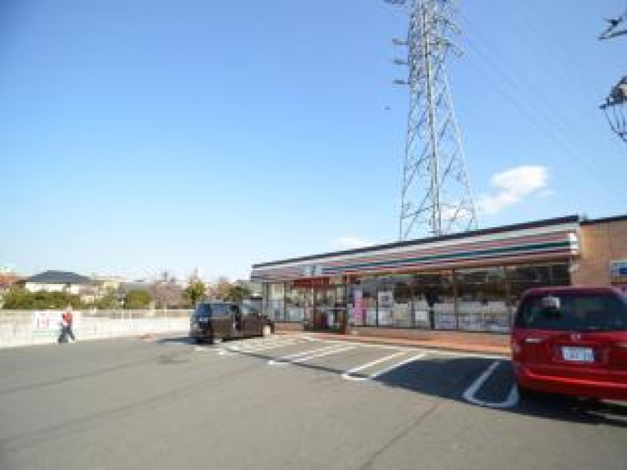 セブンイレブン川崎井田２丁目店(約130ｍ。時間営業。近くにあるとちょっとした買い物にも便利ですね。)